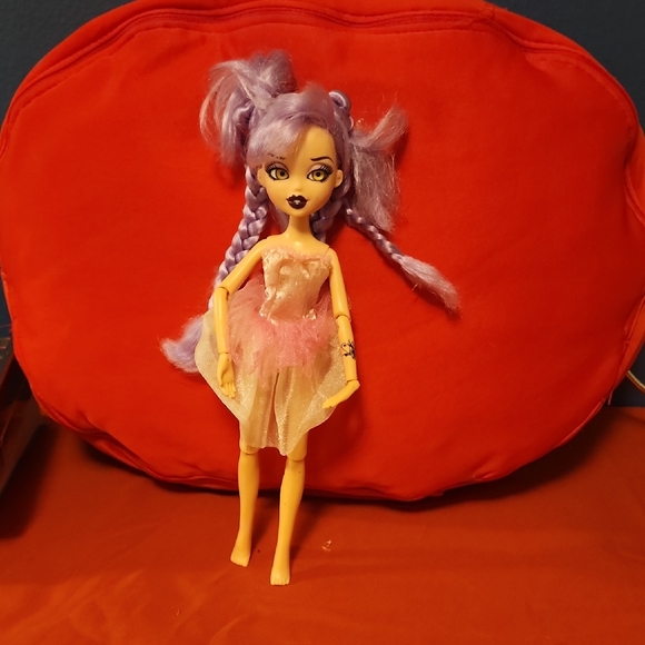 Bratz Bratzillaz Glam Gets Wicked Doll Yasmina Clairvoya - Picture 1 of 4